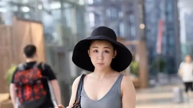 40岁李小萌身材傲人,着吊带配宽腿裤又纯又欲,曲线完美
