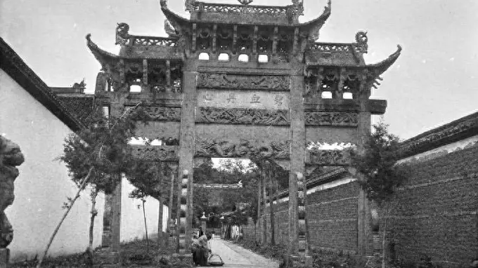百年前杭州：雷峰塔摇摇欲坠，岳飞墓地完好，秦桧跪像加装了栅栏