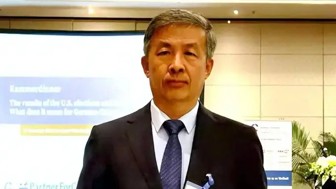 曾呼吁“向美国投降”的大V，看到中国越来越强大，竟然“疯”了