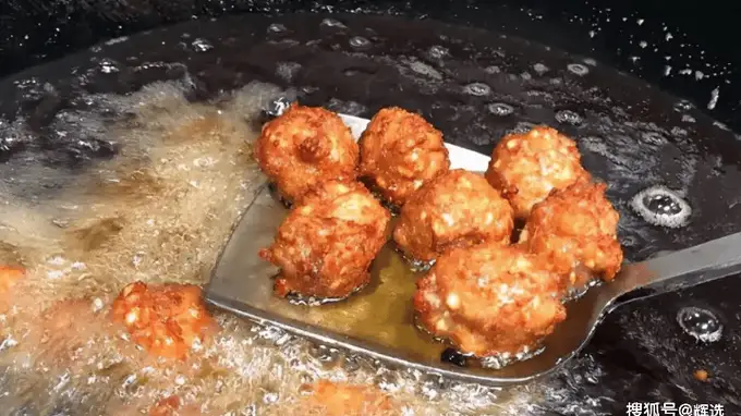 油炸丸子，老师傅私藏的五个秘诀，外酥里嫩放三天都不硬