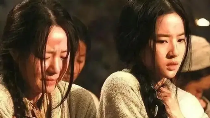 一幅“完美”的皇后画像，端庄华丽，为何让人不敢细看？