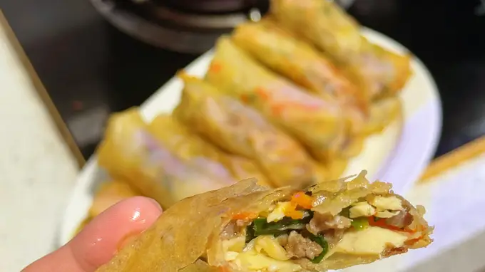 这盘春卷外酥里嫩,馅料鲜到眉毛掉下来
