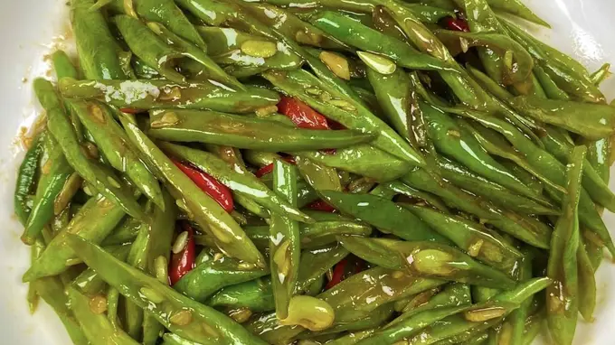 四季豆咋做才入味呀?试试家常炝炒做法,蒜香脆嫩咸香特别下饭