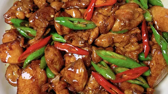 香辣爆炒鸡腿肉：一口入魂的神仙家常味