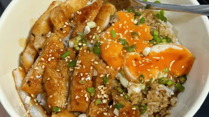 蜜汁鸡排饭家常做法四步搞定 暖心美味从煮蛋焖酱开始