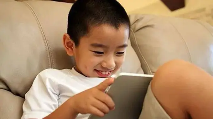 孩子沉迷手机,不是贪玩,是现实生活太匮乏,家长做好这几点