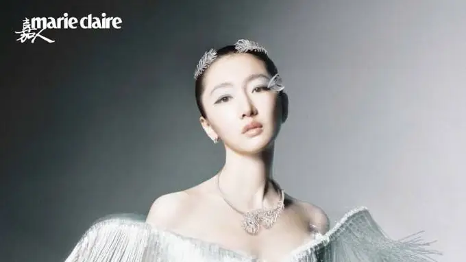 周冬雨嘉人羽翼大片封神!指尖羽毛美甲太绝,温柔又高级