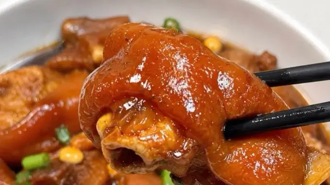 黄豆炖猪蹄:软糯脱骨,一口沦陷的家常硬菜