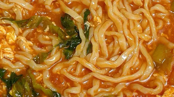 一碗番茄鸡蛋生菜面,红汤暖胃,是刻进骨子里的治愈