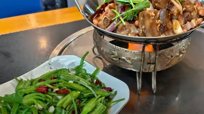 丽江雨季野生菌火锅指南:安全觅食全攻略