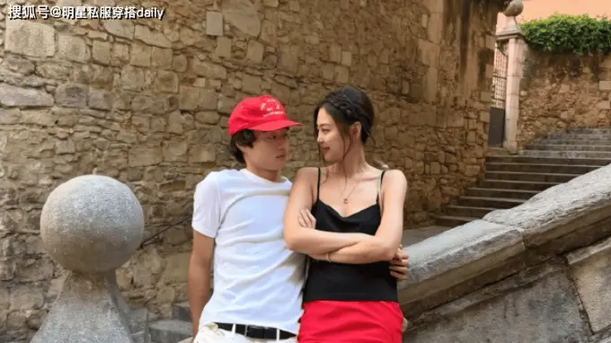 Jennie黑红极简造型登场 穿黑吊带配红裙编发尽显高级氛围感