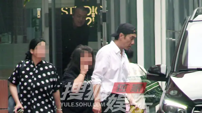 林依轮录音棚收工 白衫轻装迈步从容状态佳