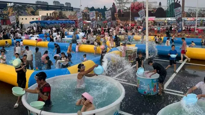 九曲泼水嘉年华启幕 济南济阳激活黄河文旅新玩法