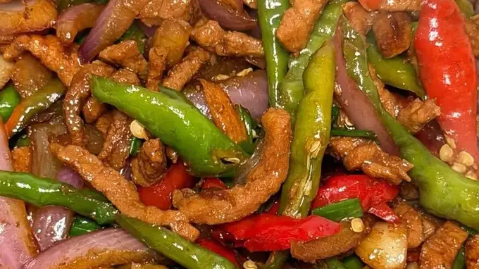 双椒洋葱炒肉丝：鲜香滑嫩，一口入魂的下饭神器