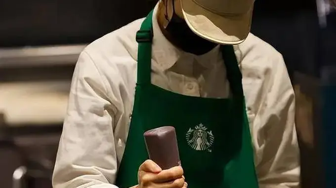 星巴克“去中国化”：营收93.2亿美元同比降1.4%，中国8000家门店仍陷业绩压力