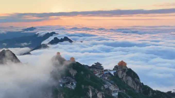老君山云海观察员，月薪六万带薪看云？别被“神仙福利”带偏了！