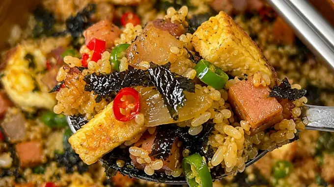 满碗实料超满足！藜麦拌饭配海苔碎煎午餐肉 香到上头