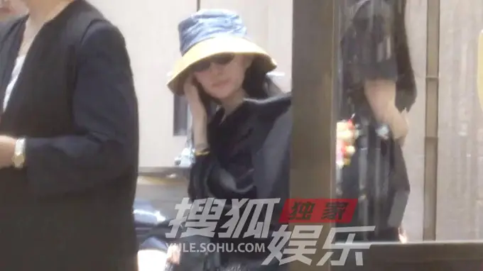刘亦菲现身商场选首饰 黑披肩搭草帽尽显慵懒柔态