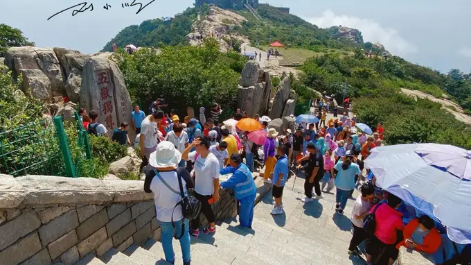上海游客到泰山旅游，却直呼意外：泰山怎么没有想象中那么高？