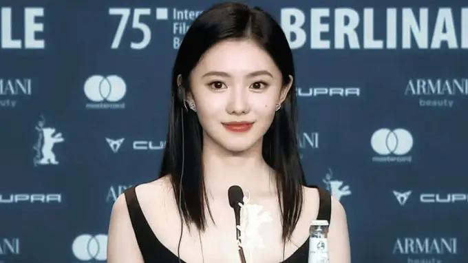 刘浩存封神电影节惊艳亮相 从容气场尽显一线女星质感