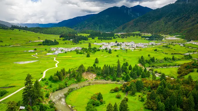 用几日时间远离日常居所，去往乡野海滨慢慢停留，不设固定行程，随心境欣赏沿途偶遇的各类风景