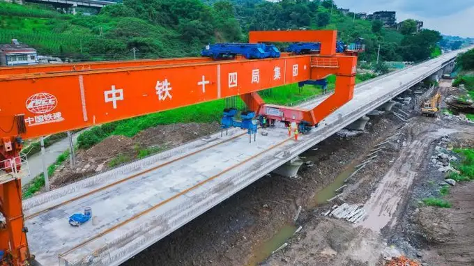 西渝高铁重庆段563孔箱梁架设完成