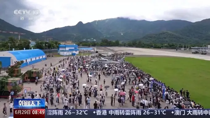 飞行表演、装备展示，驻港部队军营开放活动体验升级
