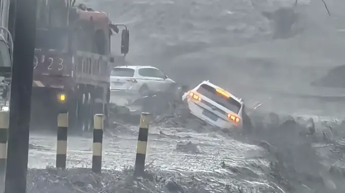 一家三口新疆“网红公路”自驾游突遇山洪,母子被冲走失联6天,孩子事发前一天刚过11岁生日,孩子父亲:只想尽快找到妻儿