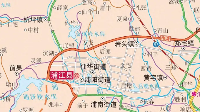 浦江县位于浙江金华，因浦阳江而得名，城北的仙华山值得一去