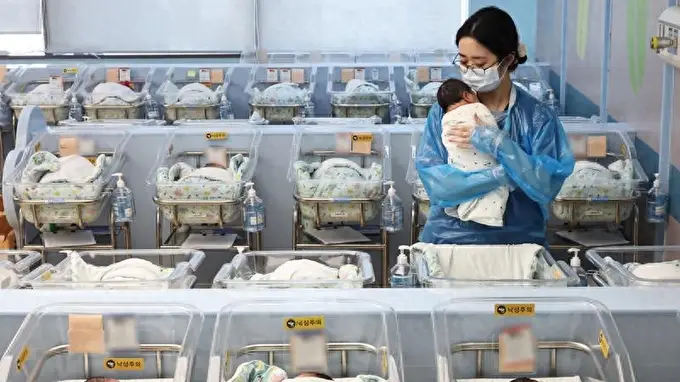 韩国放弃苦劝“丁克族”生孩子，投入280万亿后，效果立竿见影？