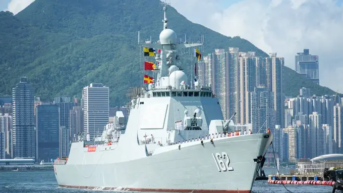 综述:国安家好庆回归 香江舰影引热潮——南宁舰、衡阳舰抵港激发爱国热情