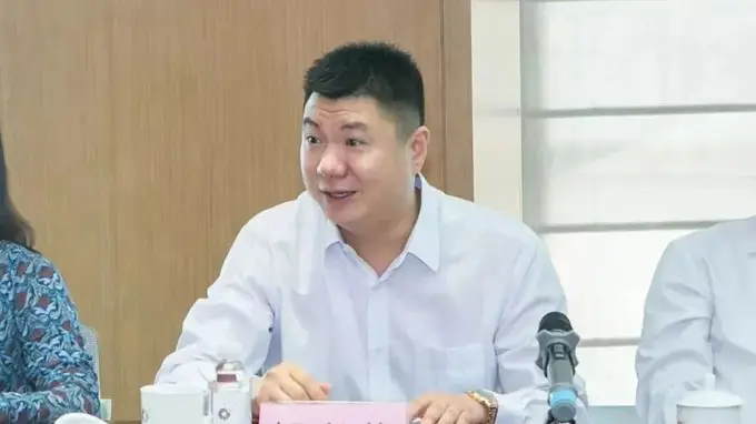 温州百亿富豪胡兴荣,被采取强制措施,此前长期失联!旗下公司被曝全员停薪,员工:3月到现在,工资卡再没响过