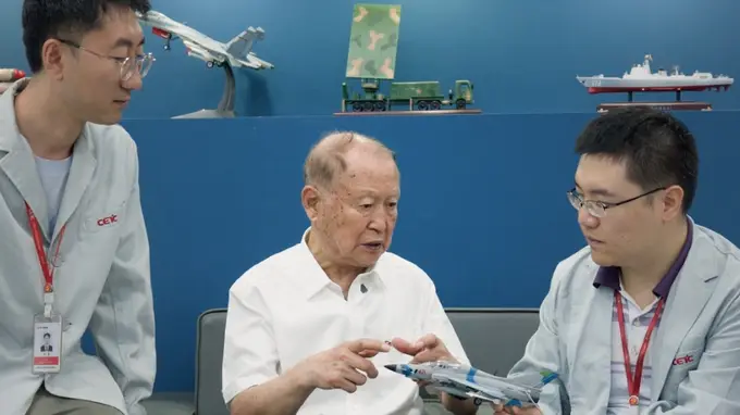 “外国人有的雷达我们现在都有了！有的还比他们好一些呢”