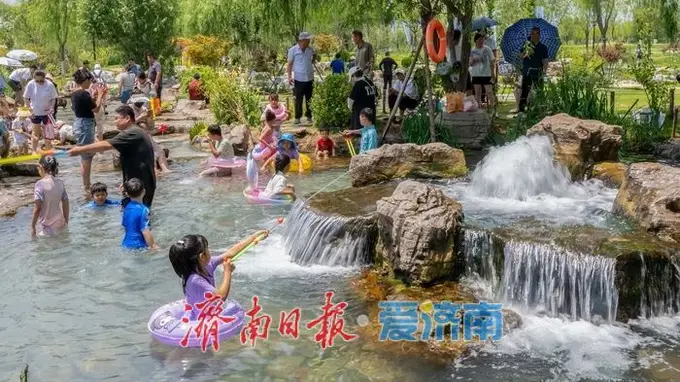 山东济南:泉畔戏水享清凉