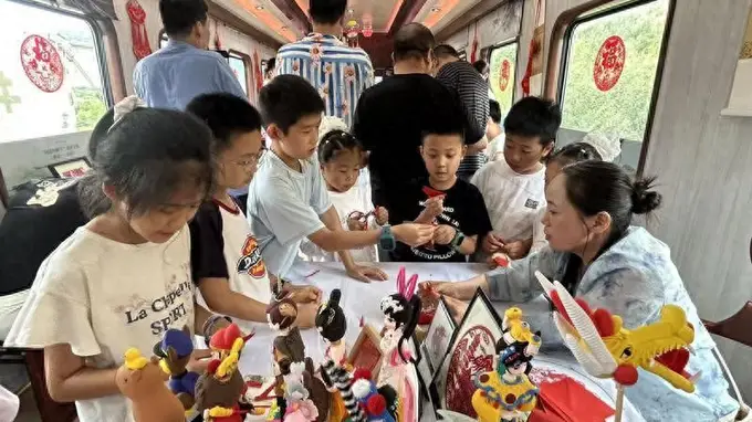 问道崆峒号首开:西安至平凉旅游专列启程,4小时穿越古都与云海