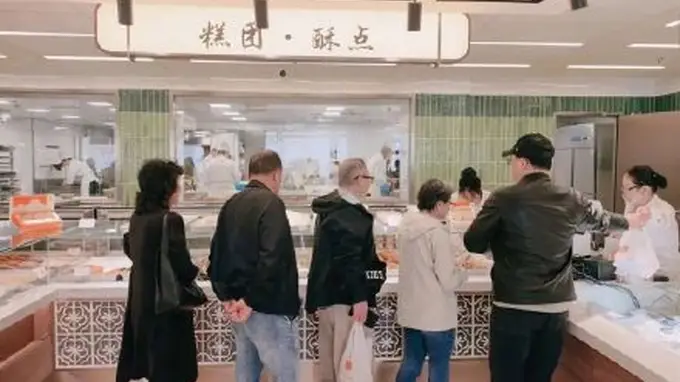 上海杏花楼总店糯叽叽糕点成爆款 工作日下午仍排长队