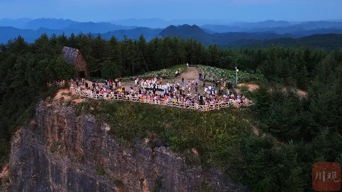 广元望远山夏日观日热潮启幕 清晨登顶共赏云海日出盛景