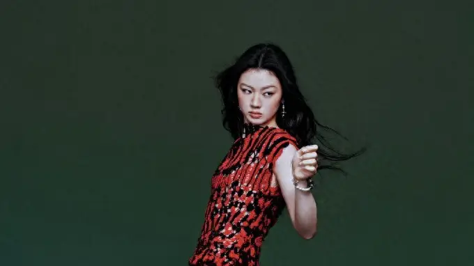 单依纯｜双套 CHANEL 2026 秋冬成衣，裙摆飞扬演绎凌厉优雅舞台美学