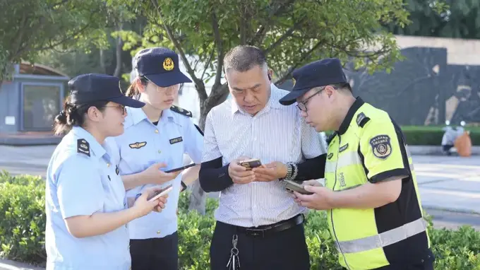 旅游包车集中执法日行动启动！市交通执法支队联合多部门整治暑期违规乱象