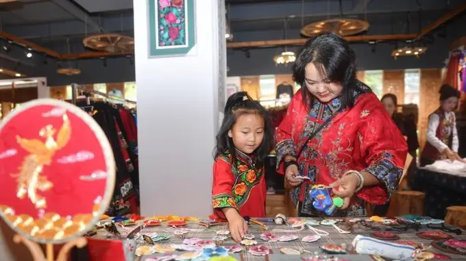 火把节燃动千年彝绣热 云南禄劝非遗绣品迎热销潮