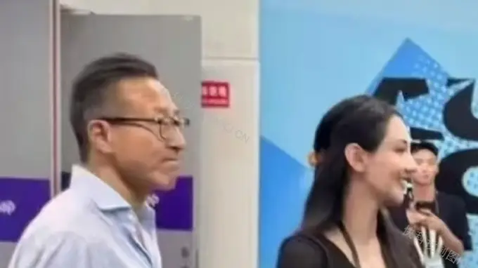 AUBL赛事合照风波引争议！主持人王秋怡出面澄清否认不实传言