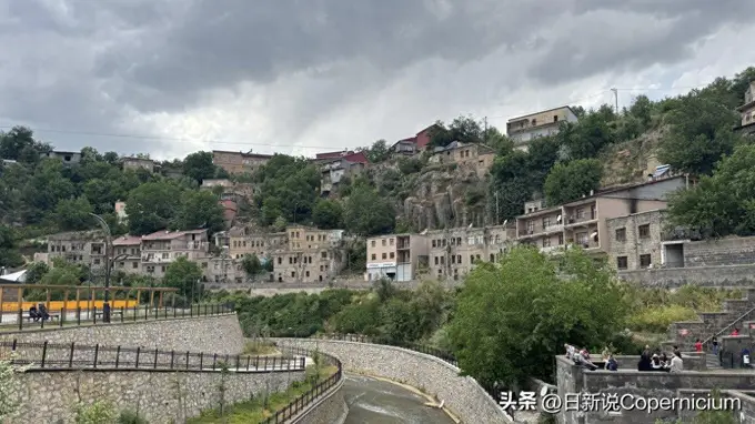 土耳其内姆鲁特火山口湖：绝美奇观 冷热湖水共生