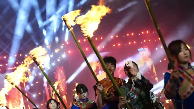 乌蒙狂欢!毕节威宁火把节开幕 18℃夏夜燃动数万人