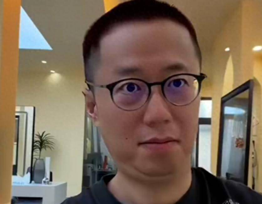 TES惨败最大受害者，米勒染红色寸头，女儿全程不敢直视