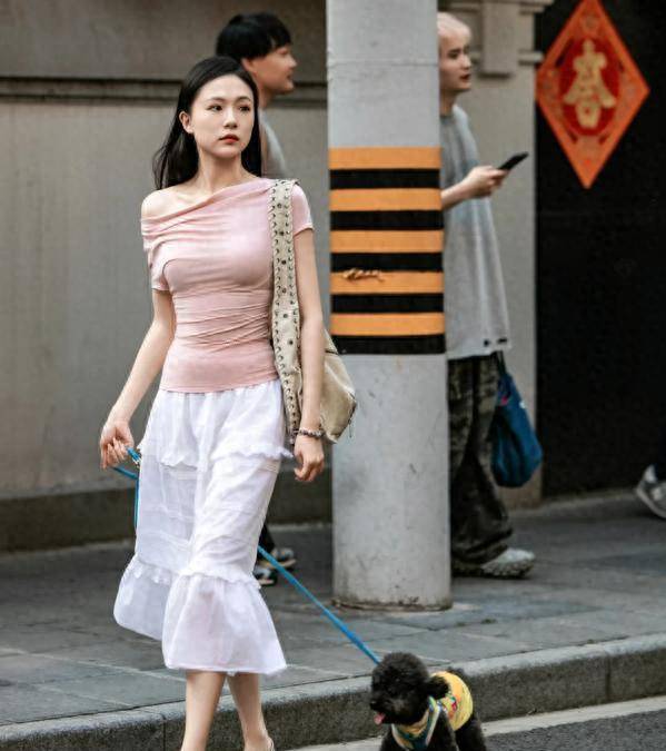 被上海街拍惊艳到！满大街都是“上窄下宽”的打扮，洋气显瘦极了