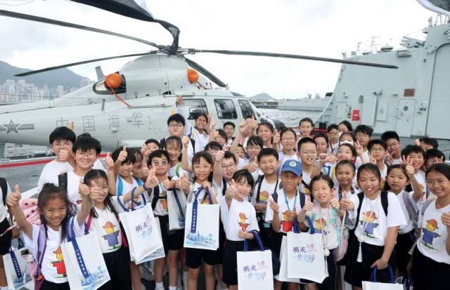 国安家好庆回归 香江舰影引热潮——南宁舰、衡阳舰抵港激发爱国热情