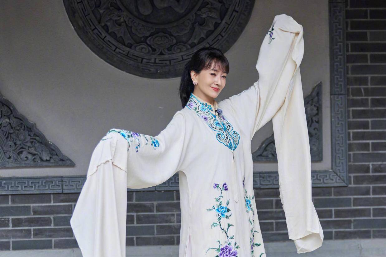 72岁赵雅芝体验戏曲状态佳 广袖翩跹自带古韵