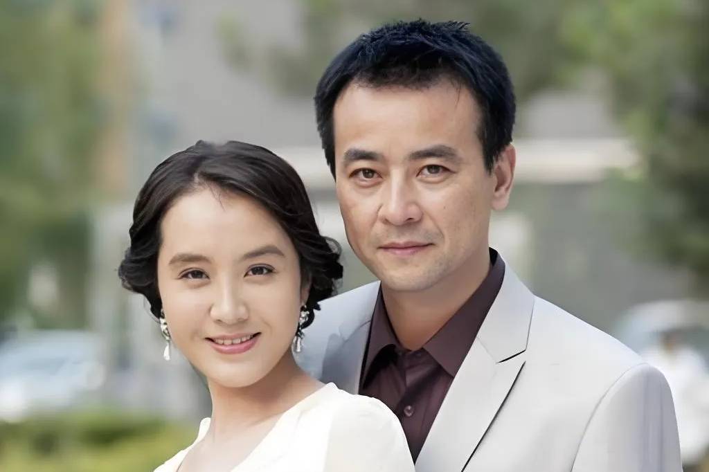 61岁罗钢近况曝光！娶小23岁郝蕾生下2个孩子，如今婚姻生活很幸福