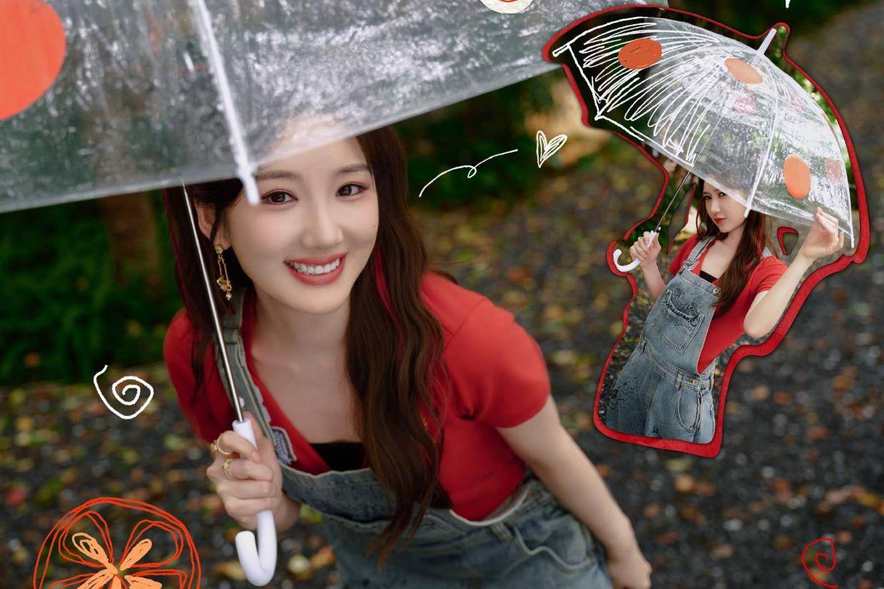 毛晓彤雨后森林拍美照 撑伞灿笑秒变元气甜妹