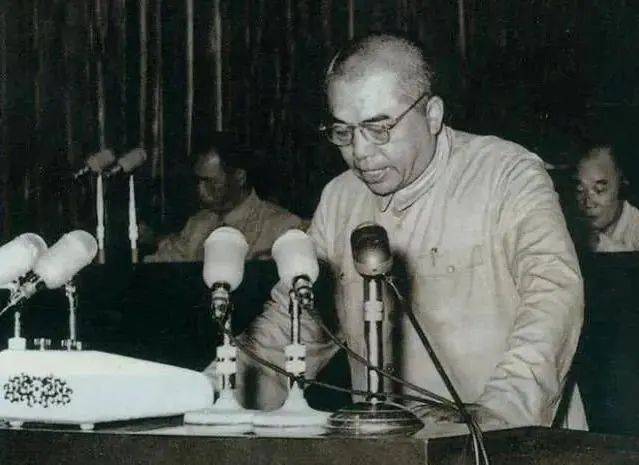 1962年彭总给主席写信，提醒一人不可重用，结果此人两年后成副总理